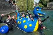Der Sportclub Aare mit Nessi als Schwimmhilfe startet beim Naturmuseum und lässt sich die Reuss hinabtreiben. Das Bild stammt aus dem Jahr 2014. (Bild Dominik Wunderli)