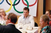 Auch der EVZ-Stürmer Dominic Lammer hat sichtlich Freude am Besuch in Unterägeri. (Bild: Stefan Kaiser (20. Februar 2018))