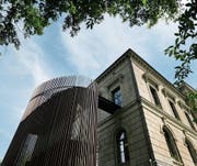Elegant, formschön, massiv und filigran zugleich: Die 2004 installierte Fluchttreppe – mit patinierten Bronzestäben verkleidet – ergänzt das klassizistische Regierungsgebäude durch ihre Gegensätzlichkeit.