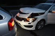 Motorhaube eingedrückt: eines der drei Fahrzeuge, die beim Überholen ineinander fuhren. (Bild Zuger Polizei)