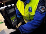 17 Prozent der Schweizer Autofahrer sagen aus, selbst mit mehr Alkohol intus als erlaubt am Steuer gesessen zu haben. (Symbolbild) (Bild: Keystone/MARTIAL TREZZINI)