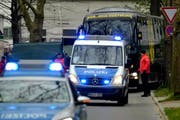 Nach dem Anschlag vom Dienstag eskortierten am Mittwochabend Polizeiautos den Team-Bus des BVB zum Spiel gegen AS Monaco. (Bild: EPA/SASCHA STEINBACH)