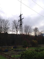 Alte CKW Stromleitungsmasten (110kv) werden ausgeflogen. (Bild: Leserbild Lukas Bannwart)