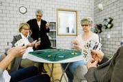 Jasslehrerin Cornelia Plaz (stehend) lehrt die Teilnehmerinnen das Spiel von Grund auf. (Bild: Stefan Kaiser (Baar, 15. März 2017))