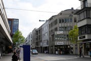 Damit die Vorstadt autofrei bleibt, soll an den Wochenenden der Verkehr auf die Zuger Bahnhofstrasse (im Bild) gelenkt werden. Das schlägt Alt-Regierungsrat Patrick Cotti vor. (Bild: Stefan Kaiser / Neue ZZ (Archiv))