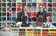 Inhaber Peter Vonarburg (links) und Geschäftsführer Jörg Schnider im Laden an der Alpenstrasse. (Bild: Boris Bürgisser (Luzern, 24. Oktober 2017))