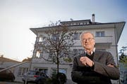 Felix Imboden vor dem Therapiezentrum Meggen. Dort werden Suchtkranke therapiert (Bild: Nadia Schärli / Neue LZ)