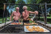 Edi Eichenberger (links) und Urs Schwander grillieren fast jeden Mittag im Schwimmbad Hasenburg. (Bild: Philipp Schmidli (Willisau, 20. Juni 2017))
