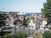 Links: Reussbühl und Emmenbrücke mit der namensgebenden Holzbrücke um 1900. Rechts: Reussbühl heute, im Hintergrund der Seetalplatz mit dem Kino Maxx. (Bilder: ZHB Luzern Sondersammlung; Roger Grütter (19. Juli 2017))