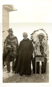 Katholische Missionare mit Indianern im Reservat Standing Rock, genaues Datum unbekannt.