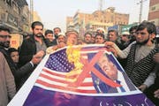 Pakistani traders protest against U.S. President Donald Trump in Peshawar, Pakistan, Friday, Jan 5, 2018. A senior Pakistani senator has expressed disappointment at the U.S. decision to suspend military aid to Islamabad, saying it will be detrimental to Pakistani-U.S. relations. Nuzhat Sadiq, the chairwoman of the Senate Foreign Affairs committee in the upper house of parliament, says Islamabad can manage without the United States as it did in the 1990s, but would prefer to move the troubled relationship forward.(AP Photo/Muhammad Sajjad) (Bild: Muhammad Sajjad / Keystone / AP (Peschawar, 5. Januar 2018))