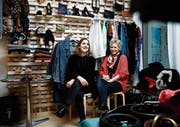 Romana Lischer (links) und Ariane Landtwing haben direkt beim Zuger Bahnhof den ersten Flohmarkt im Kleinformat organisiert. (Bild: Stefan Kaiser (24. Februar 2018))