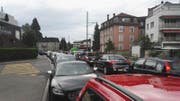 Stau in Kriens: Wartende Autos auf der Arsenalstrasse. (Bild: Ramona Geiger / Luzernerzeitung.ch)