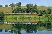 Ein Interregio der SBB fährt auf der Strecke zwischen Zürich und Luzern am Luzerner Rotsee vorbei. (Bild: Keystone)