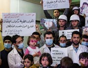Bewohner der syrischen Stadt Duma zeigen Solidarität mit den Opfern des Gasangriffs von Idlib. (Bild: Mohammed Badra/EPA (Duma, 5. April 2017))