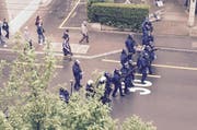 Die Polizei musste Gummischrot einsetzen, um die Gruppierungen zu trennen. (Bild: Leserreporter)