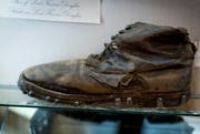 Ein Schuh des abgestürzten und nie gefundenen Lord Douglas. (Bild: Keystone)