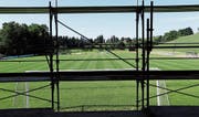 Die Fertigstellung der neuen Fussballanlage ist für die zweite Oktoberhälfte vorgesehen. (Bild: Stefan Kaiser (Walchwil, 22. August 2017))