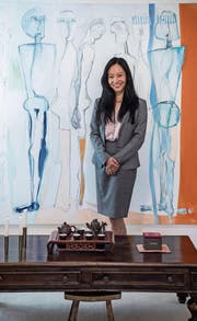 Wanqiu Hu Frey vor einem traditionellen chinesischen Teetisch. (Bild: Nadia Schärli (Udligenswil, 16. Oktober 2017))
