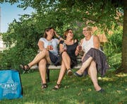 Mit Jubiläumsglas (von links): Karin Bienz, Barbara Togni und Janin Bieri. (Bild: Boris Bürgisser (Ballwil, 6. Juli 2017))