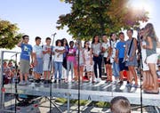 Die Mädchen und Buben vom Schulhaus Guthirt (Bild oben) begrüssen die Besucher zur Einweihung des «Ship oft Tolerance» (im Bild unten). (Bilder Stefan Kaiser)