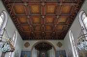 Schwer und filigran zugleich: Die Kassettendecke in der Kirche St. Vitus in Morgarten überspannt den gesamten Raum. Die einzelnen Kassetten wirken durch ihre Tiefe.