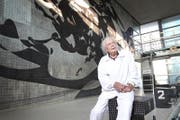 Hans Erni vor seinem Wandbild «Poseidon» im ehemaligen Biregg-Hallenbad. (Bild: Manuela Jans-Koch (Luzern, 20. März 2012))