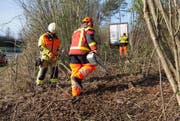 Einsatzkräfte bei den Bergungsarbeiten. (Bild: Freiwillige Feuerwehr Zug (Baar, 30. März 2017))