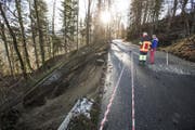 An der Renggstrasse zwischen Schachen und Entlebuch rutschte auf rund 20 Meter Länge das Strassenbord weg. (Bild: Manuela Jans-Koch/LZ)