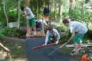 Die Lehrlinge der CKW Conex AG beim bauen des Rotbachtobel-Wanderwegs. (Bild: pd)