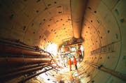 In der Bauindustrie konnte der Urner Konzern deutlich zulegen. Im Bild wird ein Tunnel beim Flughafen Zürich mit sogenannten Tübbingelementen von Dätwyler abgedichtet. (Bild: PD)
