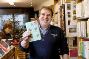 Buchhandlung von Matt in Stans: Für Martin von Matt ist das Buch «Koala» von Lukas Bärfuss ein Geheimtipp. (Bilder Corinne Glanzmann)