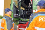 Dieser Chauffeur hält am Telefon Rücksprache. (Bild: Zuger Polizei)
