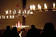 Rorate-Messe mit spektakulärem Kerzenschein in der Guthirt Kirche in Zug. (Bild: Maria Schmid)