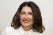 Rita Schmid (53), Luzern «Mit zunehmendem Alter fühle ich mich oft müde. Und bin bei weniger als acht Stunden Schlaf leicht gereizt. Gegen den Eisenmangel werde ich mich dank Feusis Rat nun bemühen, mehr Hülsenfrüchte und Fleisch zu essen und Rüeblisaft zu trinken.» (Bild: Eveline Beerkircher)