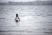 Dem Schild steht das Wasser bis zum Hals: Der Pegel des Zugersees liegt derzeit rund einen halben Meter über dem Normalstand. (Bild Stefan Kaiser)