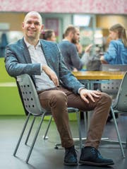 Peter G. Kirchschläger (40) in der Cafeteria der Uni Luzern. (Bild: Boris Bürgisser (20. März 2018))