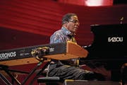 Der Jazz-Pianist und Komponist Herbie Hancock bei seinem Auftritt im KKL Luzern. (Bild: Corinne Glanzmann (Luzern, 27. November 2017))