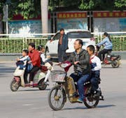 Auf Chinas Strassen fährt man immer häufiger mit Elektromotoren. (Bild: Stephen J. Boitano/Getty (Shenzhen, 19. Dezember 2016))