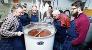 Freddy Niklaus (links) von der Brauerei Einhorn beschreibt den Teilnehmern den Brauprozess. (Bild: Stefan Kaiser (Hünenberg, 24. Februar 2018))