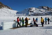 Auch eine Bar finden Besucher beim gefrorenen Oberalpsee vor. . (Bild: pd)
