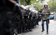 Die Polizei riegelt nach dem traditionellen 1.-Mai-Umzug in Zürich den Helvetiaplatz ab. (Bild: Keystone/Ennio Leanza)