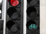 Trotz Rotlicht sollen Velofahrer künftig rechts abbiegen dürfen: Das und mehr schreiben die Sonntagszeitungen. (Archivbild) (Bild: KEYSTONE/GAETAN BALLY)