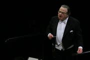 Eduard Muri, Dirigent der Südwestdeutschen Philharmonie, an einem Konzert im Luzerner KKL. (Bild: Archiv Neue LZ)