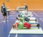 Rumpfkrafttest während der Aushebung im Rekrutierungszentrum in Rüti im Kanton Zürich. Bild: Gaetan Bally/Keystone (5. August 2013)