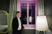 Die Innenansicht: Mike Hauser, Mitbesitzer des «Schweizerhofs», vor einem der beleuchteten Fenster. (Bild: Pius Amrein (Luzern, 30. August 2016))