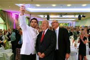 Ein Selfie mit dem Bundesrat aus dem Panoramasaal des Casinos Luzern: Johann Schneider Ammann (Mitte) posiert mit Young Enterprise Switzerland Chairman Ruedi Noser (rechts) und dem Moderator des Anlasses. (Bild: Philipp Schmidli / Neue LZ)