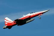 Ein Tiger F-5 der Schweizer Luftwaffe startet vom Militärflugplatz Emmen aus. (Bild: Keystone/Sigi Tischler)