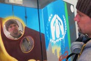 Graffiti-Künstler Ezra Pirk arbeitet an seiner Krippendarstellung. (Bild: PD / Florian Flohr)
