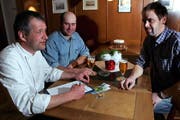 Die Legoren sammeln erfolgreich: Daniel Kühne (links) gibt Josef Henggeler und Alois Rogenmoser (rechts) eine Spende. (Bild Werner Schelbert/Neue ZZ)